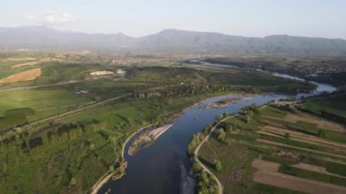 Bulgaristan 'ın Blagoevgrad bölgesinin Topolnitsa köyü yakınlarındaki Struma nehrinin hava günbatımı manzarası
