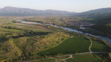 Bulgaristan 'ın Blagoevgrad bölgesinin Topolnitsa köyü yakınlarındaki Struma nehrinin hava günbatımı manzarası