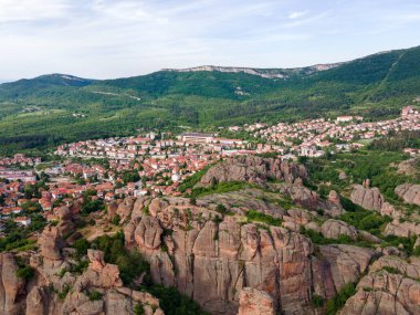 Belogradchik Kayalıkları, Vidin Bölgesi, Bulgaristan 'ın hava gün batımı manzarası