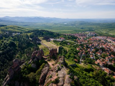 Belogradchik Kayalıkları, Vidin Bölgesi, Bulgaristan 'ın hava gün batımı manzarası