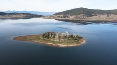 Bulgaristan 'ın Pazardzhik bölgesindeki Batak Reservoir adasının hava manzarası