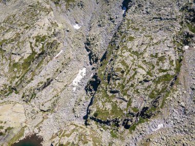 Bulgaristan 'ın Ürkütücü Göl yakınlarındaki Rila Dağı' nın şaşırtıcı hava manzarası