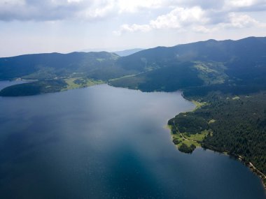 Belmeken Barajı 'nın şaşırtıcı hava manzarası, Rila dağı, Bulgaristan
