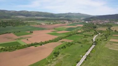 Bulgaristan 'ın Sofya bölgesindeki Godech kasabası yakınlarındaki kırsal arazinin bahar havası manzarası