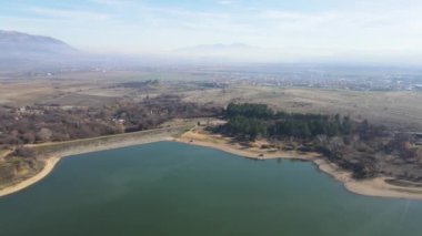 Bulgaristan 'ın Kyustendil bölgesindeki Drenov Dol rezervuarının şaşırtıcı hava manzarası