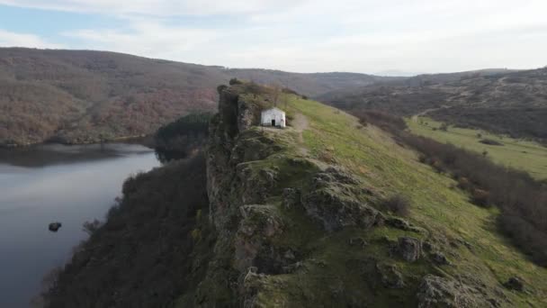 Вид Воздуха Церковь Иоанна Крестителя Водохранилище Пчелина Регион Перник Болгария — стоковое видео