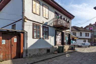 TRYAVNA, BULGARIA - 1 Mayıs 2021: Bulgaristan 'ın eski Tryavna kentindeki Tipik sokak ve Ninetenth Century Evleri