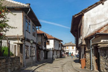 TRYAVNA, BULGARIA - 1 Mayıs 2021: Bulgaristan 'ın eski Tryavna kentindeki Tipik sokak ve Ninetenth Century Evleri