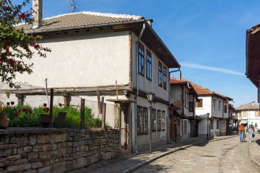 TRYAVNA, BULGARIA - 1 Mayıs 2021: Bulgaristan 'ın eski Tryavna kentindeki Tipik sokak ve Ninetenth Century Evleri