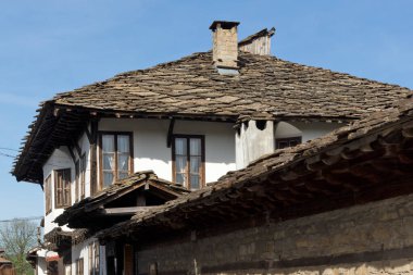 TRYAVNA, BULGARIA - 1 Mayıs 2021: Bulgaristan 'ın eski Tryavna kentindeki Tipik sokak ve Ninetenth Century Evleri