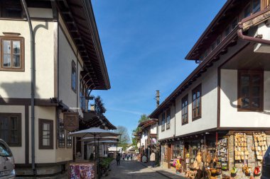 TRYAVNA, BULGARIA - 1 Mayıs 2021: Bulgaristan 'ın eski Tryavna kentindeki Tipik sokak ve Ninetenth Century Evleri