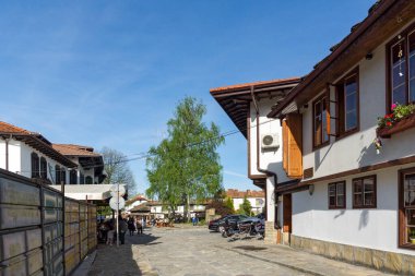 TRYAVNA, BULGARIA - 1 Mayıs 2021: Bulgaristan 'ın eski Tryavna kentindeki Tipik sokak ve Ninetenth Century Evleri