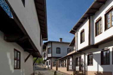 TRYAVNA, BULGARIA - 1 Mayıs 2021: Bulgaristan 'ın eski Tryavna kentindeki Tipik sokak ve Ninetenth Century Evleri