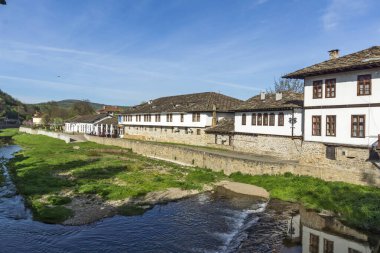 TRYAVNA, BULGARIA - 1 Mayıs 2021: Bulgaristan 'ın eski Tryavna kentindeki Tipik sokak ve Ninetenth Century Evleri