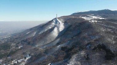 Bulgaristan 'ın Sofya kenti Boyana İlçesi yakınlarındaki Vitosha Dağı' nın hava kışı manzarası