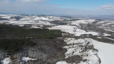 Lyulin Dağı 'nın kar kaplı havadan görünüşü, Sofya Şehir Bölgesi, Bulgaristan