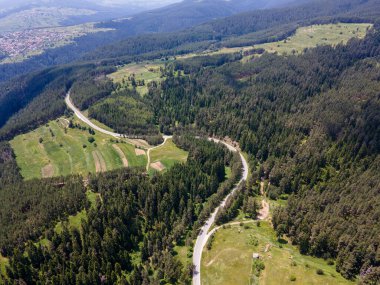 Bulgaristan 'ın Rila ve Rhodopes dağı arasındaki Yundola bölgesinin şaşırtıcı hava manzarası