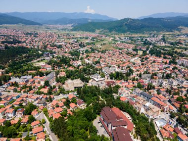 Bulgaristan 'ın Pazardzhik bölgesinin Velingrad kentinde bulunan ünlü spa beldesinin hava manzarası