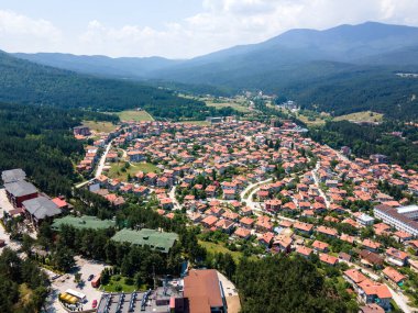 Bulgaristan 'ın Pazardzhik bölgesinin Velingrad kentinde bulunan ünlü spa beldesinin hava manzarası