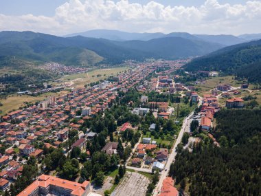 Bulgaristan 'ın Pazardzhik bölgesinin Velingrad kentinde bulunan ünlü spa beldesinin hava manzarası