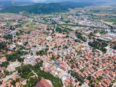 Bulgaristan 'ın Pazardzhik bölgesinin Velingrad kentinde bulunan ünlü spa beldesinin hava manzarası