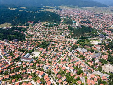 Bulgaristan 'ın Pazardzhik bölgesinin Velingrad kentinde bulunan ünlü spa beldesinin hava manzarası