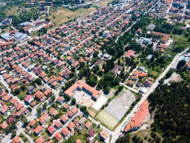Bulgaristan 'ın Pazardzhik bölgesinin Velingrad kentinde bulunan ünlü spa beldesinin hava manzarası