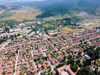 Bulgaristan 'ın Pazardzhik bölgesinin Velingrad kentinde bulunan ünlü spa beldesinin hava manzarası