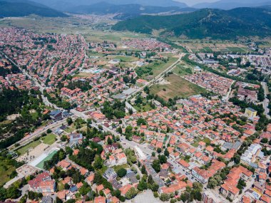 Bulgaristan 'ın Pazardzhik bölgesinin Velingrad kentinde bulunan ünlü spa beldesinin hava manzarası