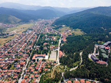 Bulgaristan 'ın Pazardzhik bölgesinin Velingrad kentinde bulunan ünlü spa beldesinin hava manzarası