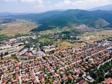 Bulgaristan 'ın Pazardzhik bölgesinin Velingrad kentinde bulunan ünlü spa beldesinin hava manzarası
