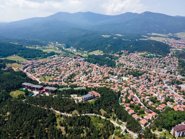 Bulgaristan 'ın Pazardzhik bölgesinin Velingrad kentinde bulunan ünlü spa beldesinin hava manzarası