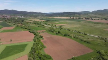 Bulgaristan 'ın Sofya bölgesindeki Godech kasabası yakınlarındaki kırsal arazinin bahar havası manzarası