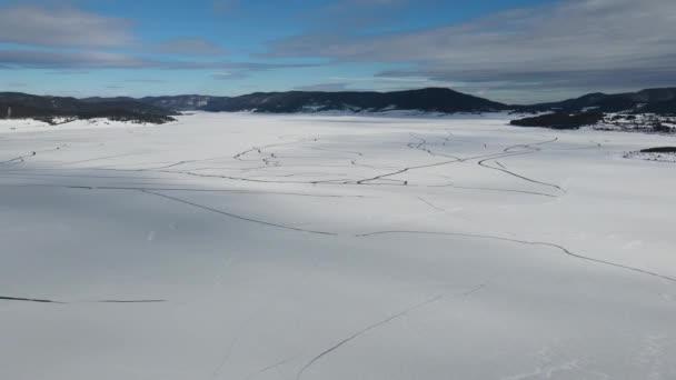 Zimowy Widok Powietrza Wyspę Zbiorniku Batak Pokrytym Lodem Obwód Pazardzhik — Wideo stockowe