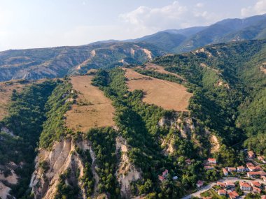 Rozhen kum piramitlerinin hava günbatımı manzarası, Blagoevgrad bölgesi, Bulgaristan