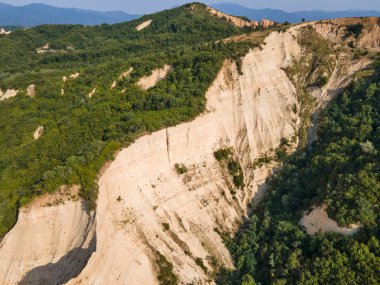 Rozhen kum piramitlerinin hava günbatımı manzarası, Blagoevgrad bölgesi, Bulgaristan