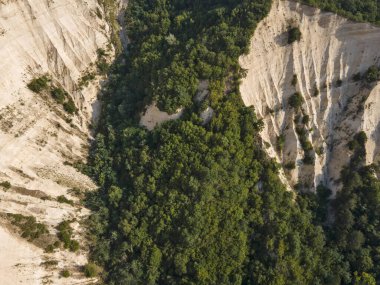 Rozhen kum piramitlerinin hava günbatımı manzarası, Blagoevgrad bölgesi, Bulgaristan