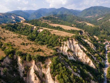 Rozhen kum piramitlerinin hava günbatımı manzarası, Blagoevgrad bölgesi, Bulgaristan