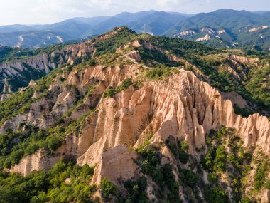 Rozhen kum piramitlerinin hava günbatımı manzarası, Blagoevgrad bölgesi, Bulgaristan