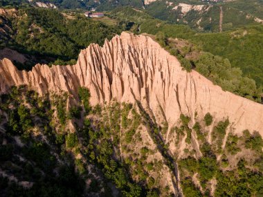 Rozhen kum piramitlerinin hava günbatımı manzarası, Blagoevgrad bölgesi, Bulgaristan