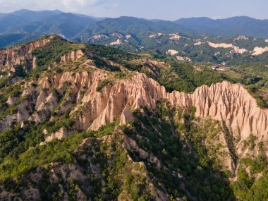 Rozhen kum piramitlerinin hava günbatımı manzarası, Blagoevgrad bölgesi, Bulgaristan