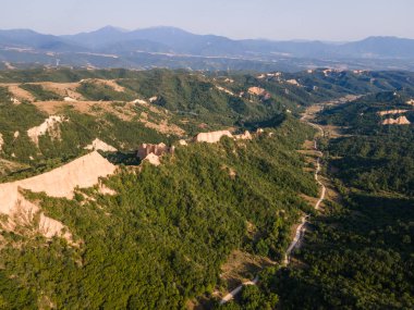 Rozhen kum piramitlerinin hava günbatımı manzarası, Blagoevgrad bölgesi, Bulgaristan