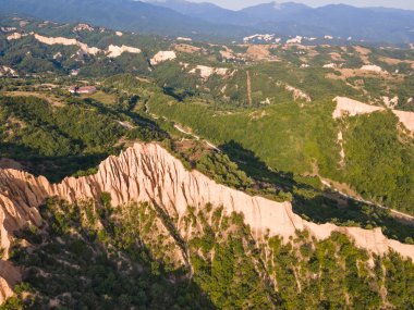 Rozhen kum piramitlerinin hava günbatımı manzarası, Blagoevgrad bölgesi, Bulgaristan