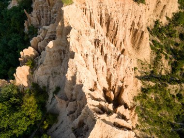 Rozhen kum piramitlerinin hava günbatımı manzarası, Blagoevgrad bölgesi, Bulgaristan