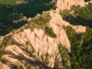 Rozhen kum piramitlerinin hava günbatımı manzarası, Blagoevgrad bölgesi, Bulgaristan