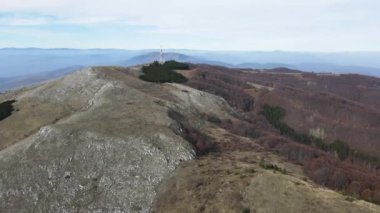 Bulgaristan 'ın Kyustendil Bölgesi' nin Viden Tepesi yakınlarındaki Konyavska dağının hava sonbahar günbatımı manzarası