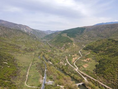 Bulgaristan 'ın Kresna Vadisi' nden geçen Struma Nehri 'nin şaşırtıcı hava manzarası
