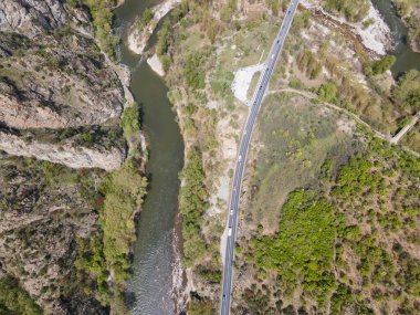 Bulgaristan 'ın Kresna Vadisi' nden geçen Struma Nehri 'nin şaşırtıcı hava manzarası