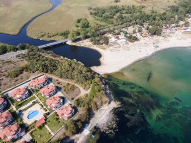 Bulgaristan 'ın Burgaz Bölgesi' ndeki Kiten kasabasının Güney Sahili 'nin şaşırtıcı hava manzarası