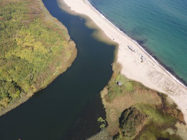Bulgaristan 'ın Burgaz Bölgesi Sinemorets köyü, Veleka Nehri' nin ağzındaki sahil manzarası